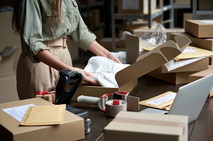 3 ways outsourcing delivery can help you save money and improve your subscription box service!